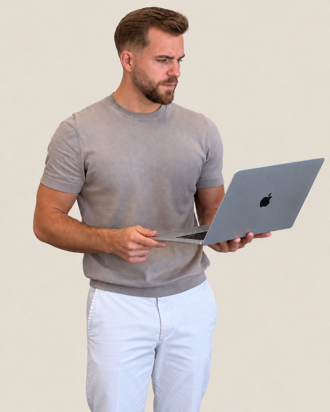 Joshua Boldt mit Blick auf seinen geöffneten Laptop