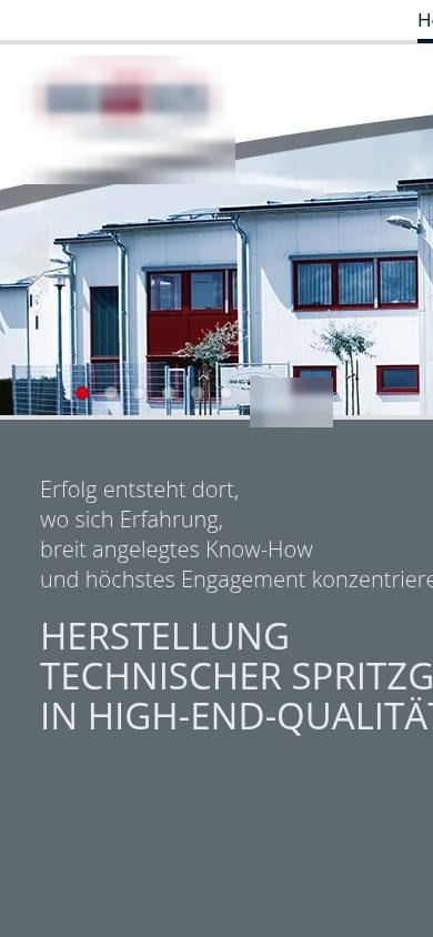 Startseite eines Spritzguss-Herstellers auf dem Handy, anonymisiert: Headline läuft rechts aus dem Bild